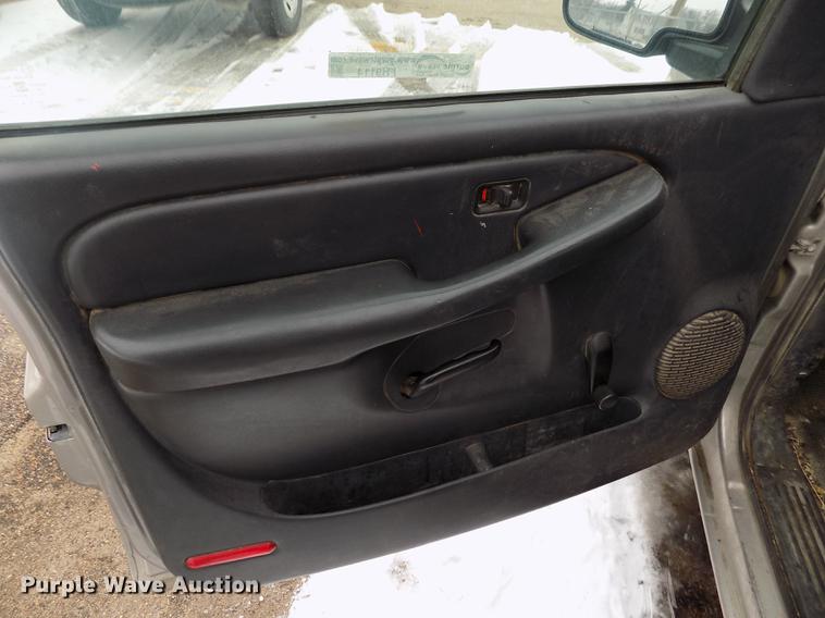 image for item FH9114 2002 Chevrolet Silverado 1500 pickup truck