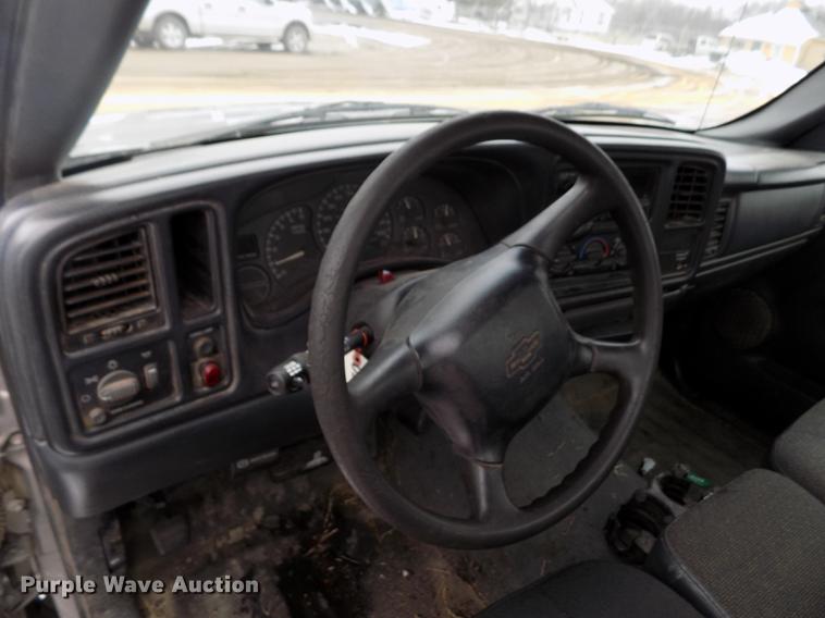 image for item FH9114 2002 Chevrolet Silverado 1500 pickup truck