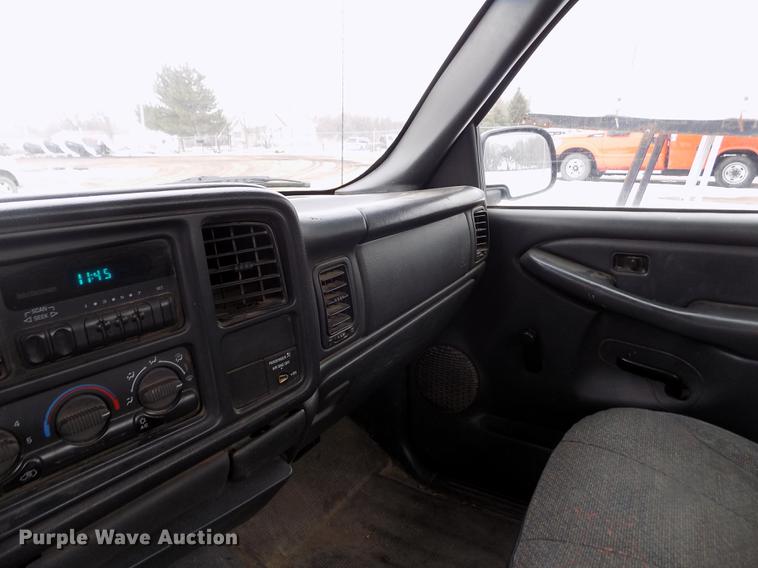 image for item FH9114 2002 Chevrolet Silverado 1500 pickup truck