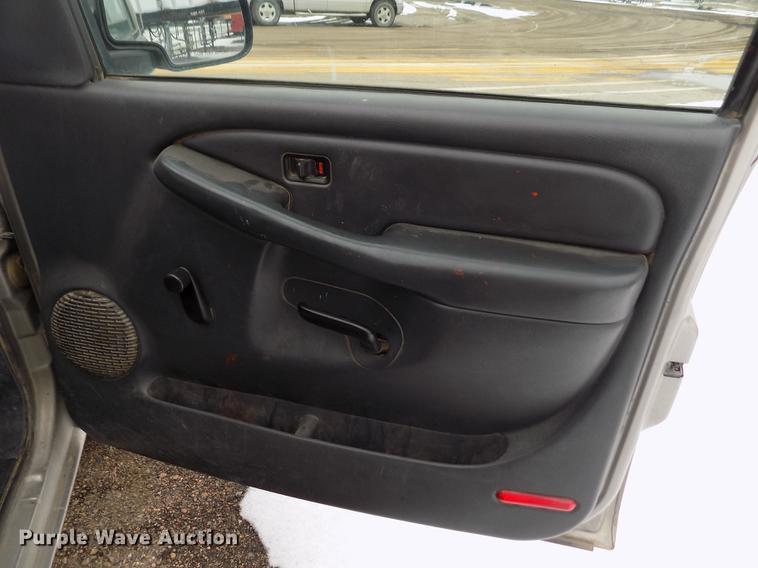 image for item FH9114 2002 Chevrolet Silverado 1500 pickup truck