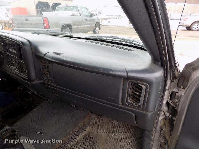 image for item FH9114 2002 Chevrolet Silverado 1500 pickup truck