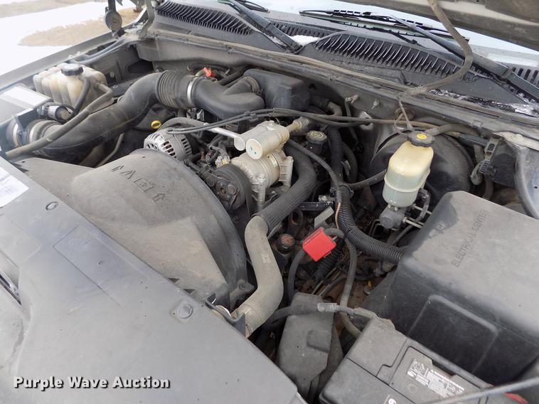 image for item FH9114 2002 Chevrolet Silverado 1500 pickup truck