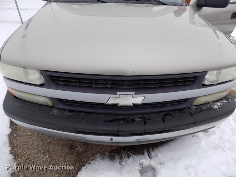 image for item FH9114 2002 Chevrolet Silverado 1500 pickup truck