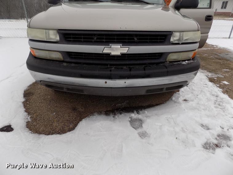 image for item FH9114 2002 Chevrolet Silverado 1500 pickup truck