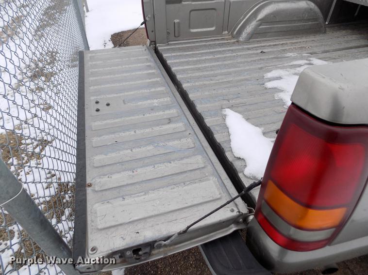 image for item FH9114 2002 Chevrolet Silverado 1500 pickup truck