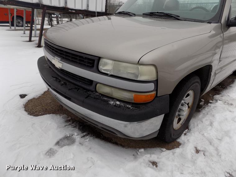 image for item FH9114 2002 Chevrolet Silverado 1500 pickup truck