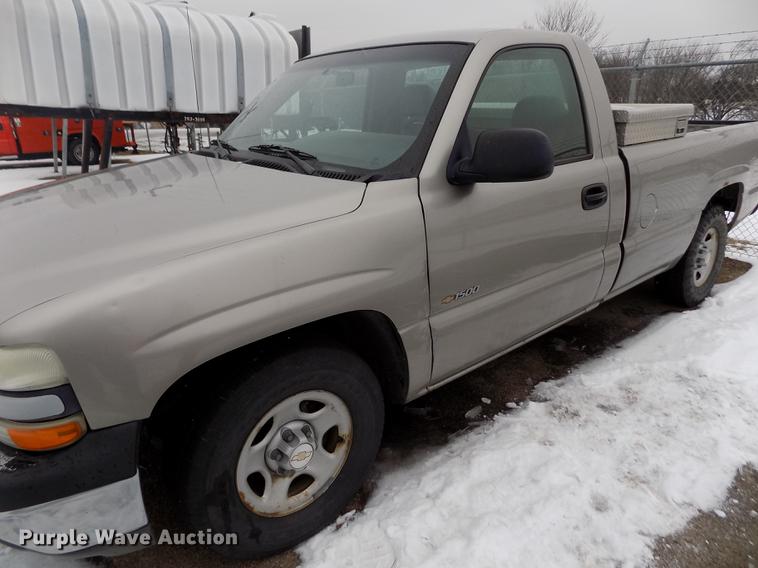 image for item FH9114 2002 Chevrolet Silverado 1500 pickup truck