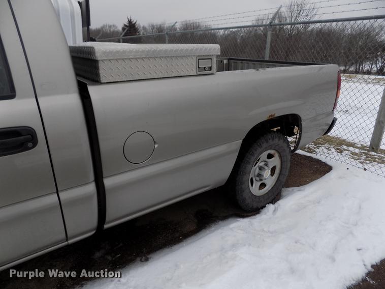 image for item FH9114 2002 Chevrolet Silverado 1500 pickup truck