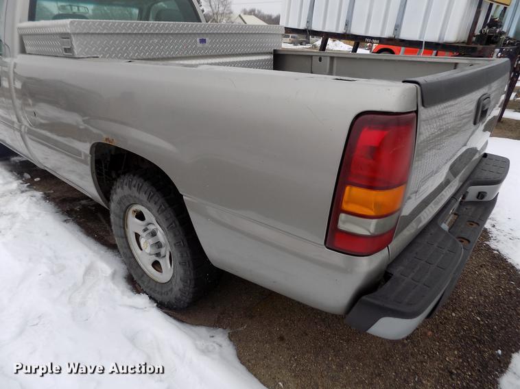 image for item FH9114 2002 Chevrolet Silverado 1500 pickup truck