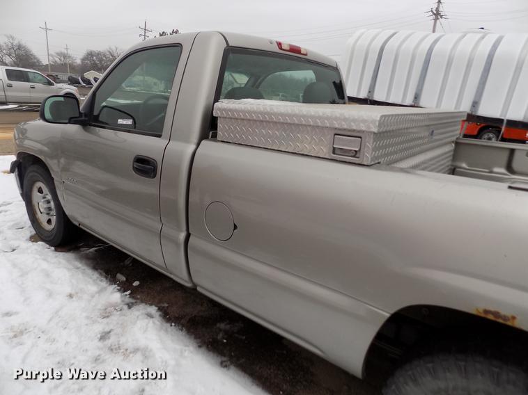 image for item FH9114 2002 Chevrolet Silverado 1500 pickup truck