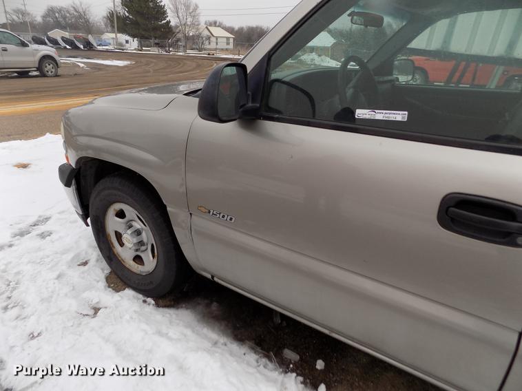 image for item FH9114 2002 Chevrolet Silverado 1500 pickup truck
