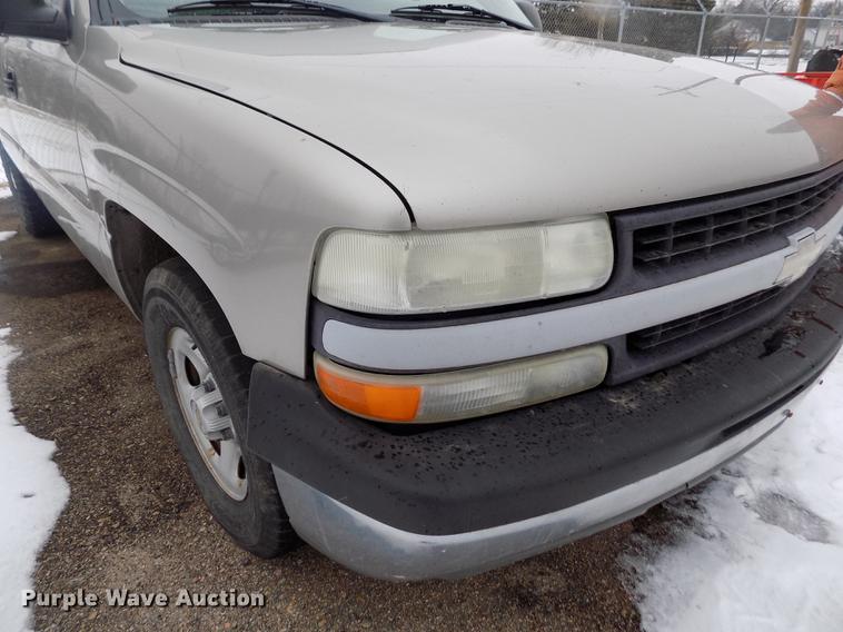 image for item FH9114 2002 Chevrolet Silverado 1500 pickup truck