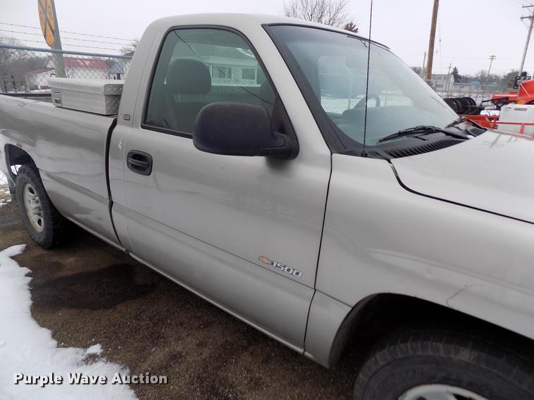 image for item FH9114 2002 Chevrolet Silverado 1500 pickup truck