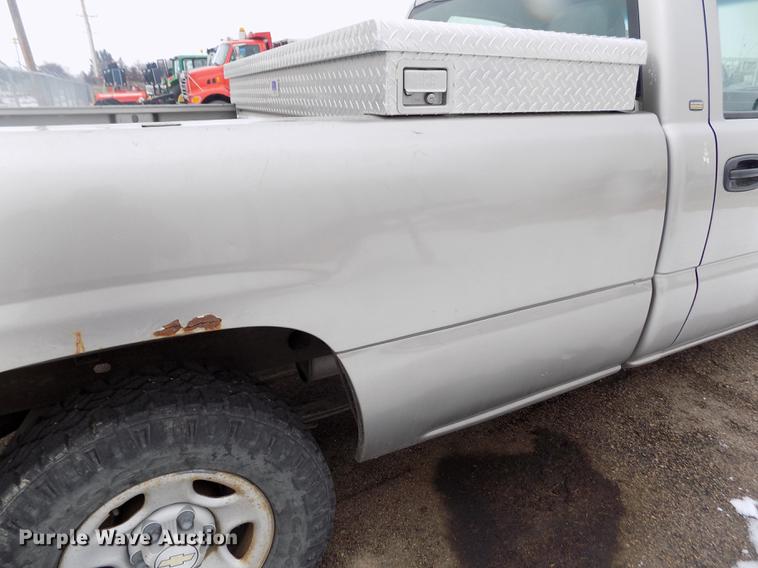 image for item FH9114 2002 Chevrolet Silverado 1500 pickup truck