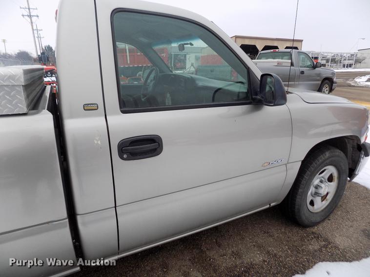 image for item FH9114 2002 Chevrolet Silverado 1500 pickup truck