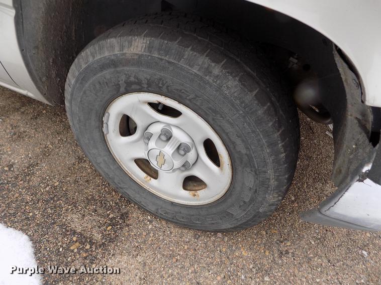 image for item FH9114 2002 Chevrolet Silverado 1500 pickup truck