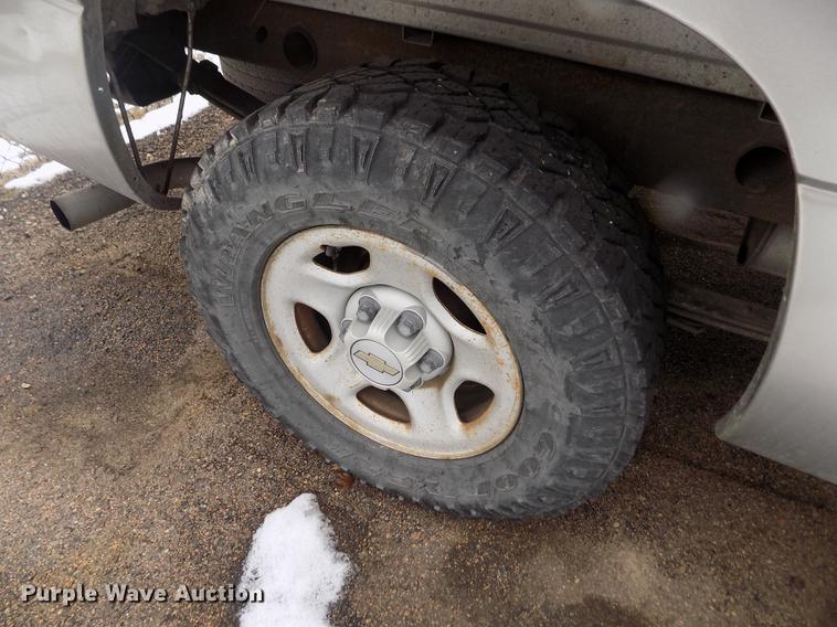 image for item FH9114 2002 Chevrolet Silverado 1500 pickup truck