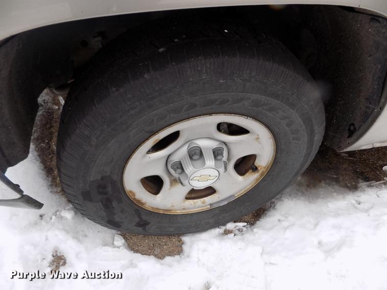 image for item FH9114 2002 Chevrolet Silverado 1500 pickup truck