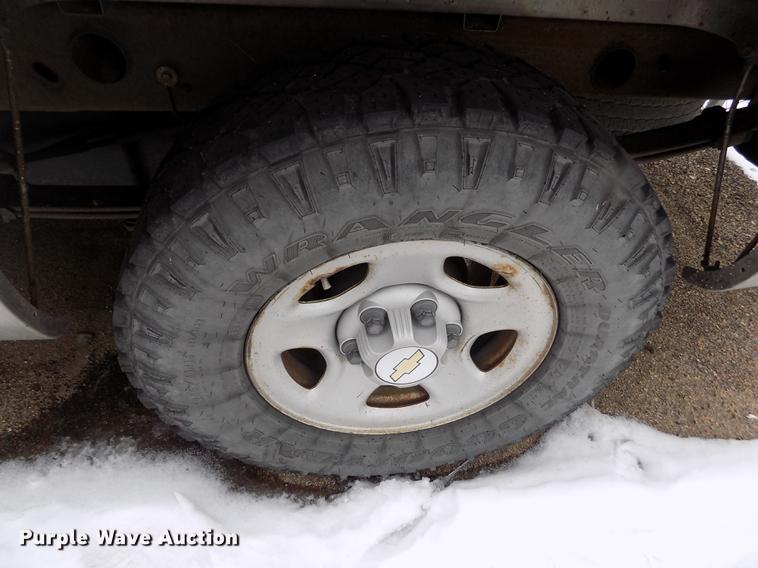 image for item FH9114 2002 Chevrolet Silverado 1500 pickup truck