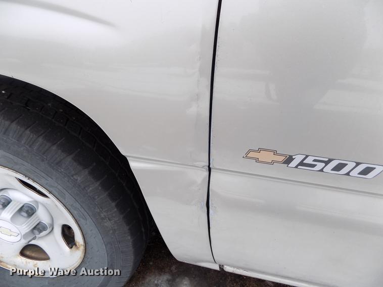 image for item FH9114 2002 Chevrolet Silverado 1500 pickup truck