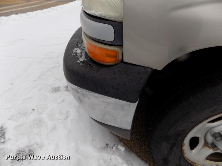 image for item FH9114 2002 Chevrolet Silverado 1500 pickup truck