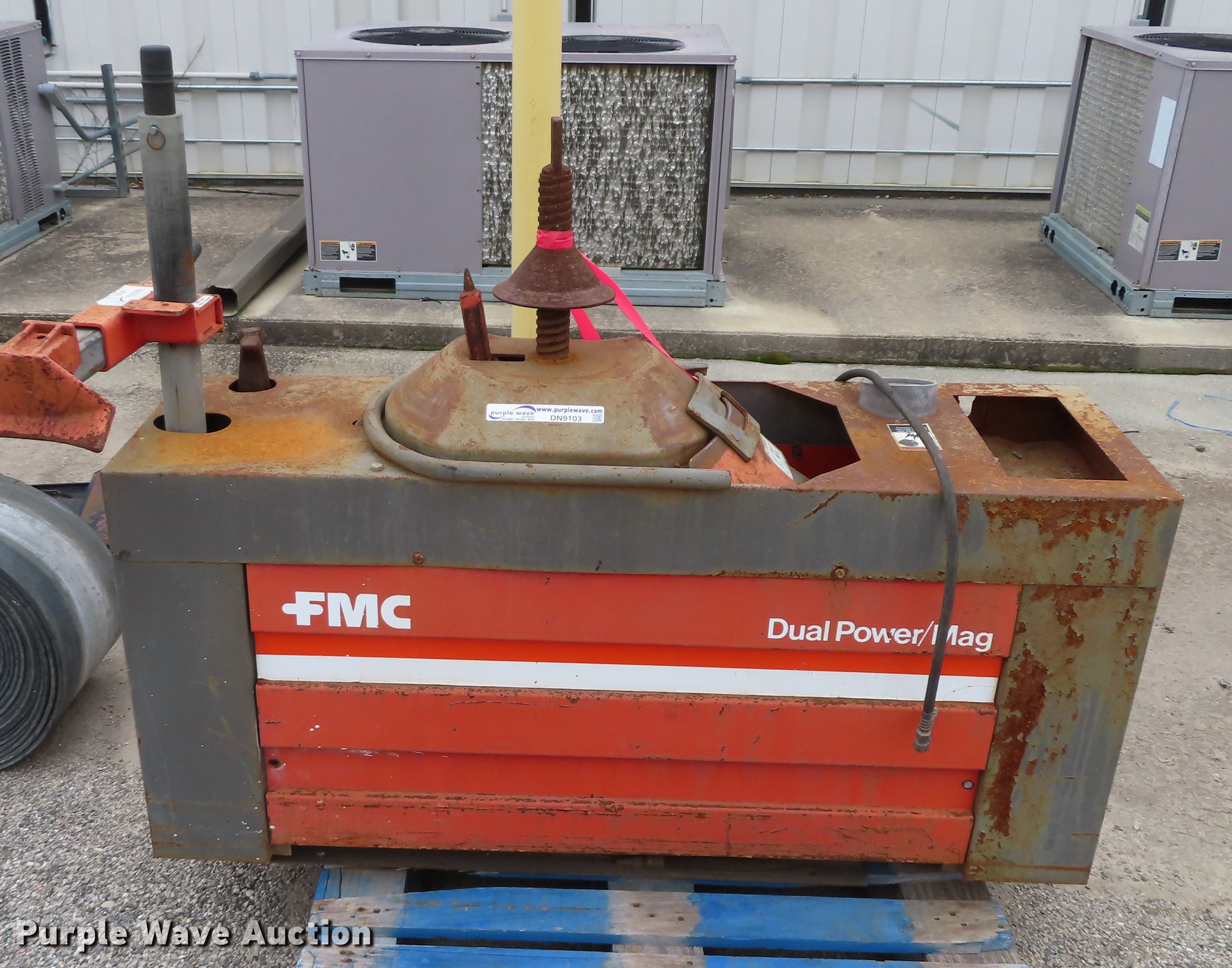 1986 FMC 7600 center post tire machine in Chanute, KS Item DN9103