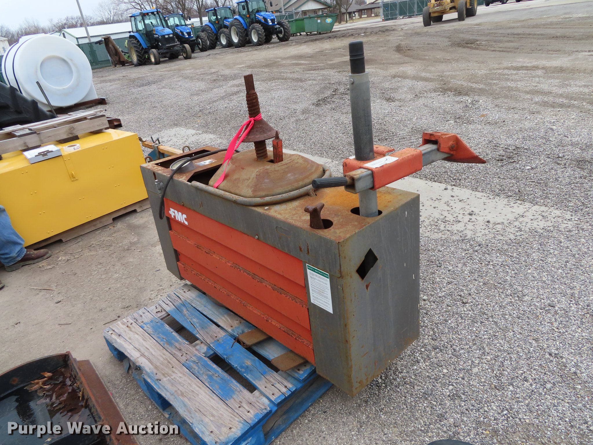 1986 FMC 7600 center post tire machine in Chanute, KS Item DN9103