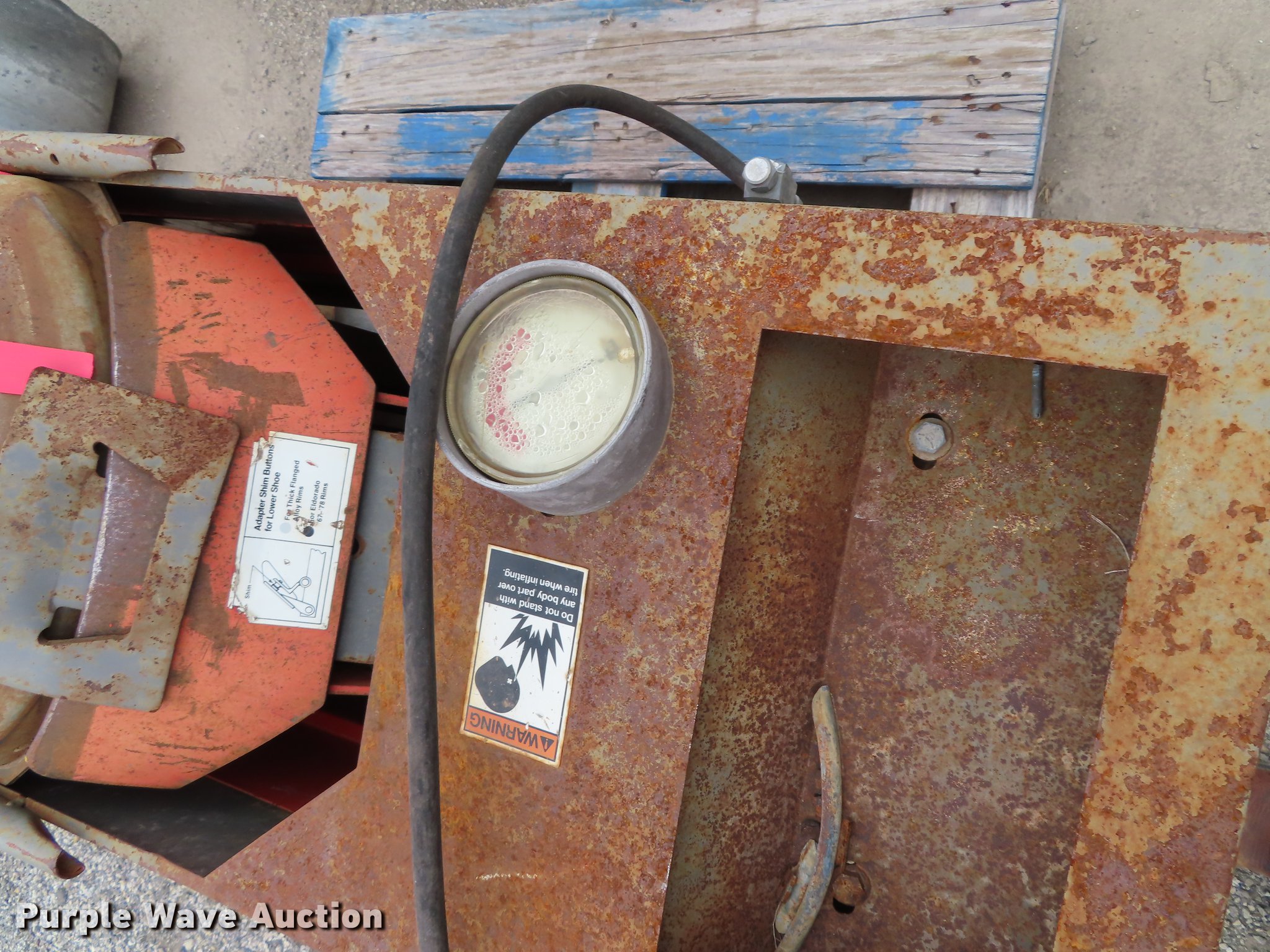 1986 FMC 7600 center post tire machine in Chanute, KS Item DN9103