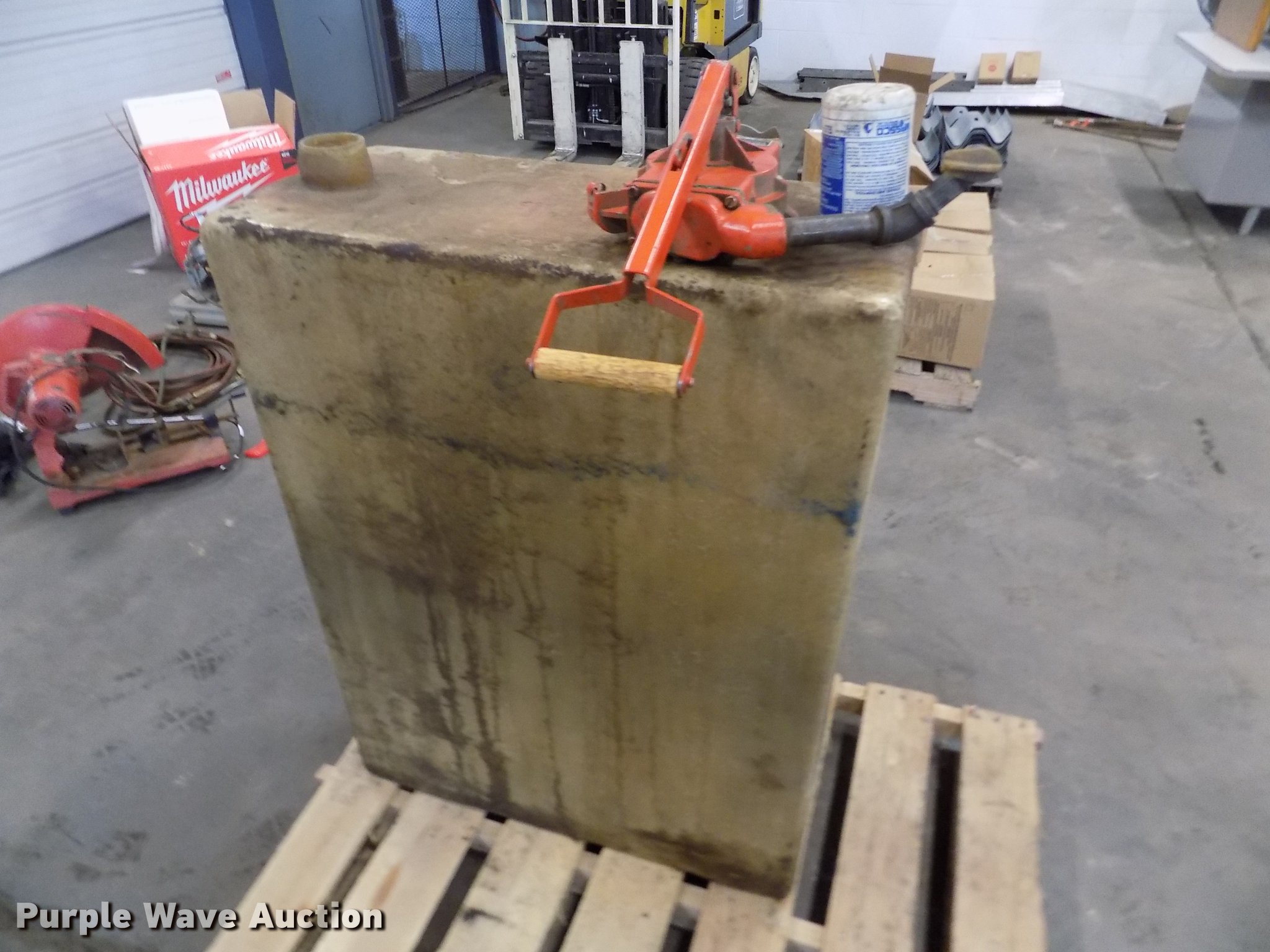 Fiberglass oil tank in Norton, KS Item FH9130 sold Purple Wave