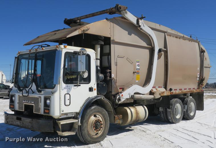 image for item DB8882 2005 Mack refuse truck