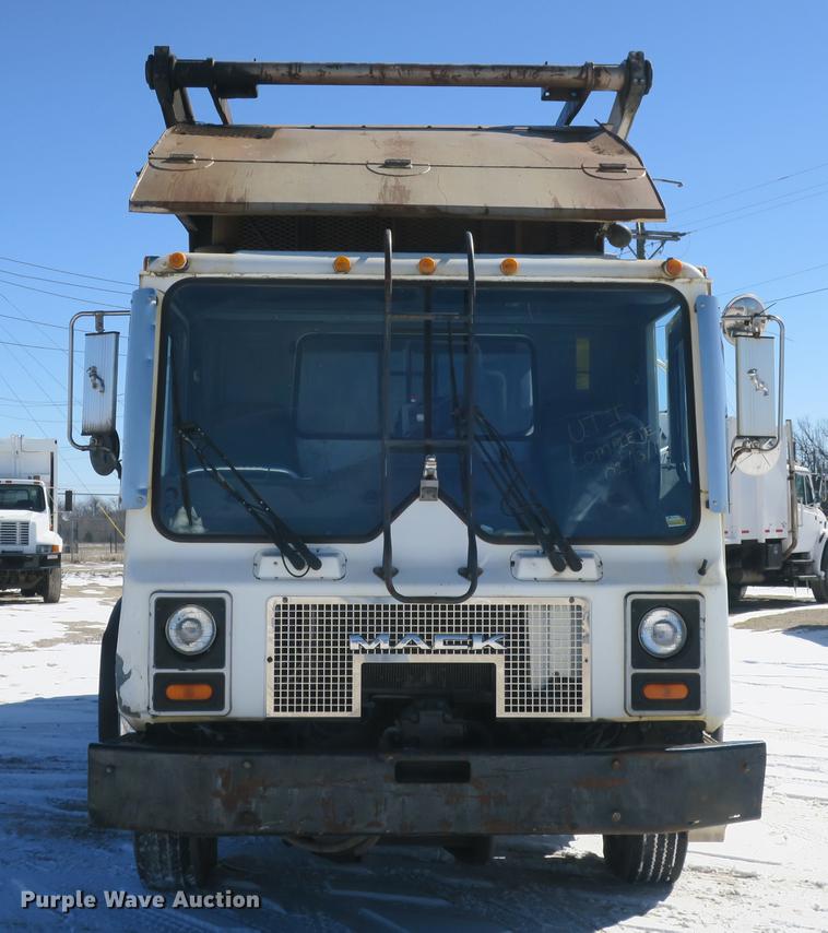 image for item DB8882 2005 Mack refuse truck