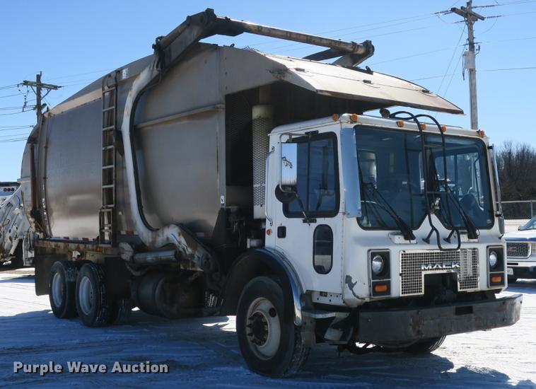 image for item DB8882 2005 Mack refuse truck