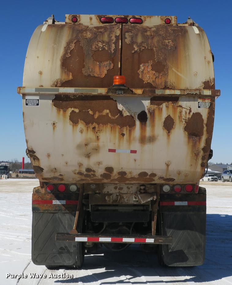 image for item DB8882 2005 Mack refuse truck