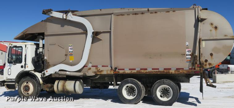 image for item DB8882 2005 Mack refuse truck