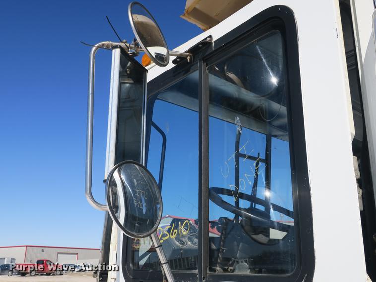 image for item DB8882 2005 Mack refuse truck