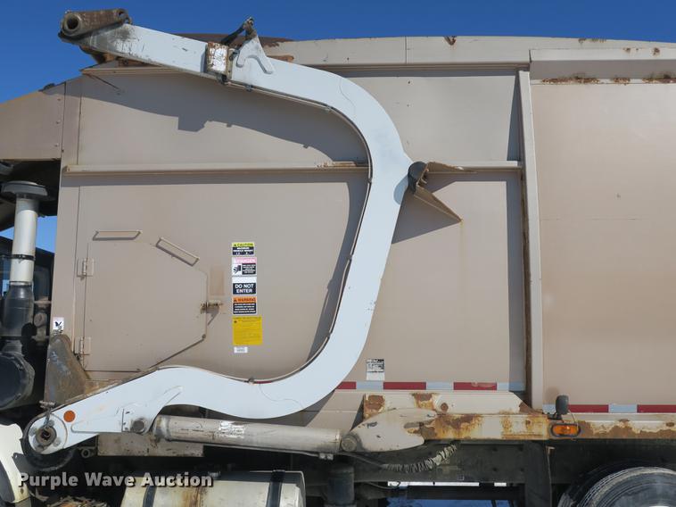 image for item DB8882 2005 Mack refuse truck