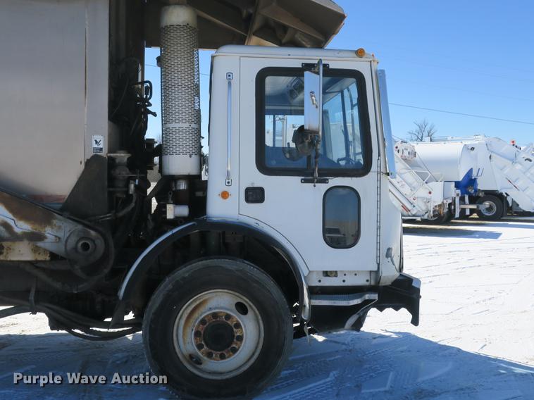image for item DB8882 2005 Mack refuse truck