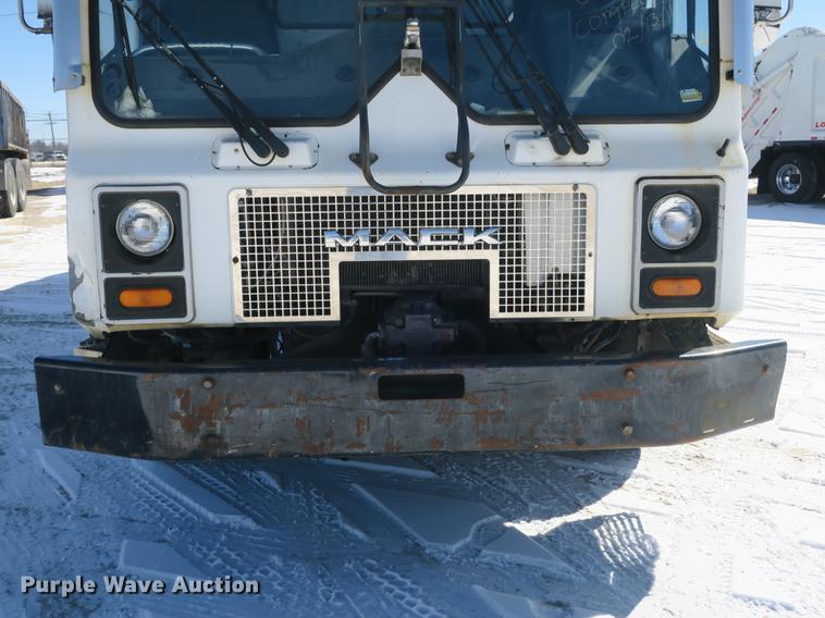 image for item DB8882 2005 Mack refuse truck