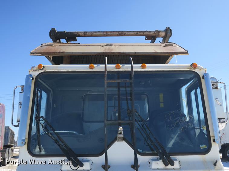 image for item DB8882 2005 Mack refuse truck