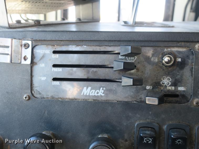 image for item DB8882 2005 Mack refuse truck