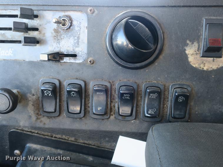 image for item DB8882 2005 Mack refuse truck