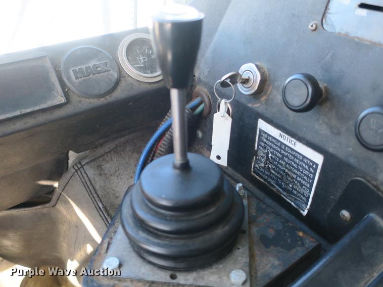 image for item DB8882 2005 Mack refuse truck