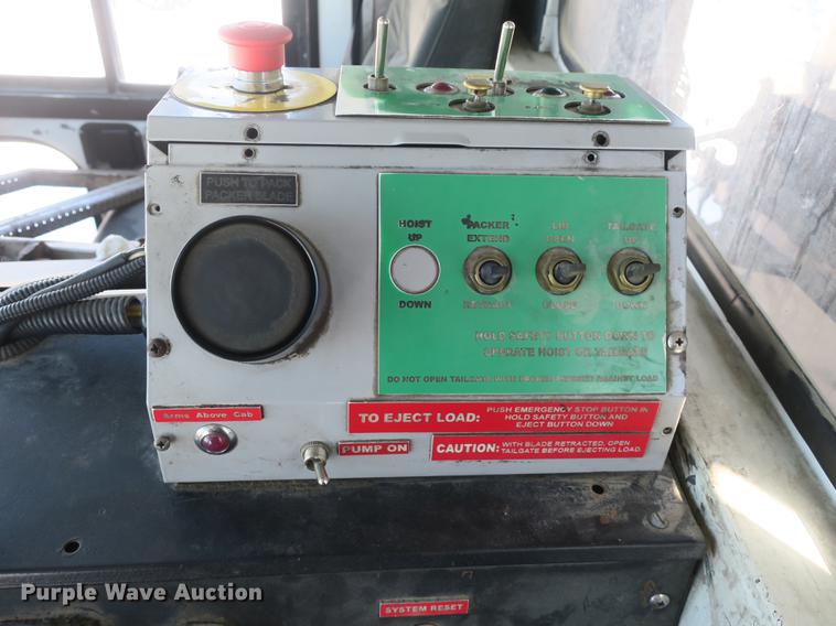 image for item DB8882 2005 Mack refuse truck