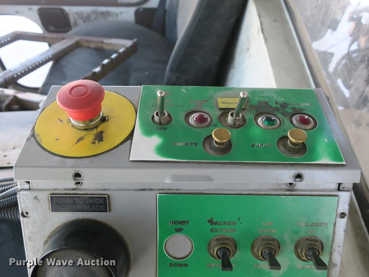 image for item DB8882 2005 Mack refuse truck