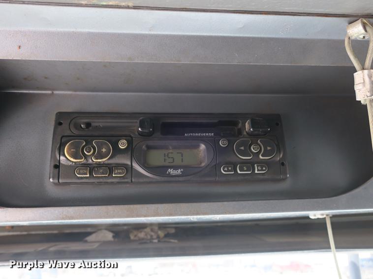 image for item DB8882 2005 Mack refuse truck