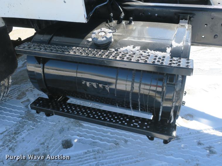 image for item DB8883 1994 Ford L9000 truck cab and chassis