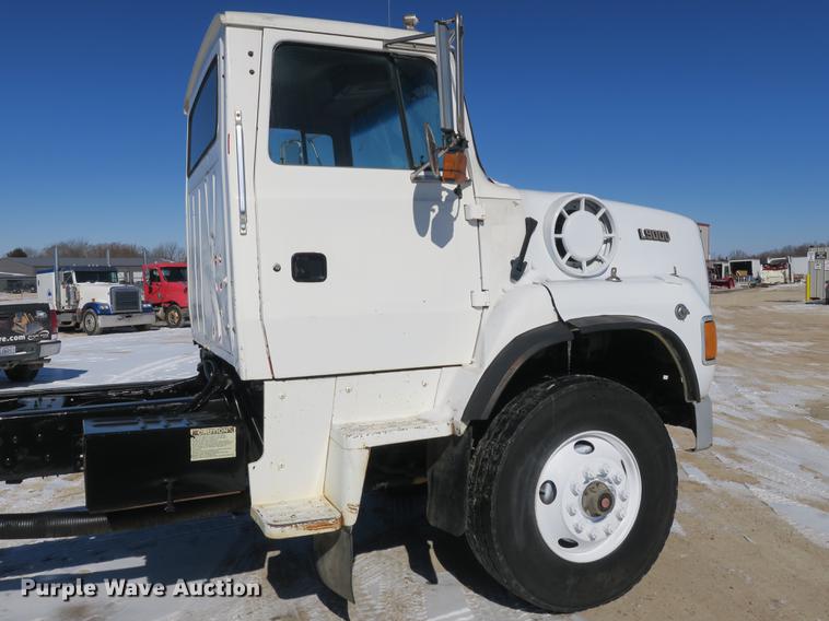 image for item DB8883 1994 Ford L9000 truck cab and chassis