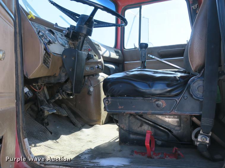 image for item DB8883 1994 Ford L9000 truck cab and chassis