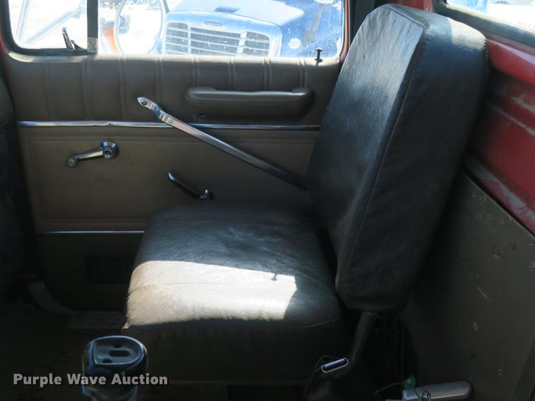 image for item DB8883 1994 Ford L9000 truck cab and chassis