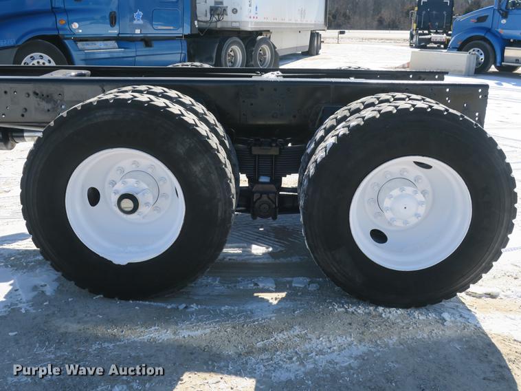 image for item DB8883 1994 Ford L9000 truck cab and chassis